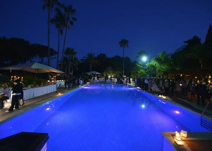 Paradise Hotel *
