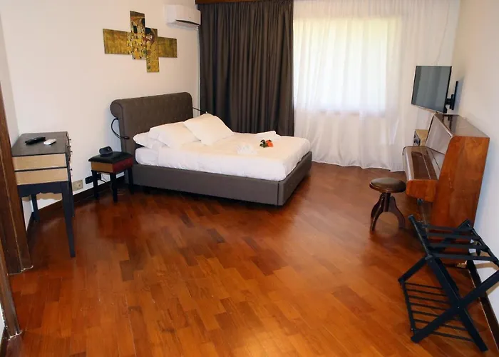 Ξενοδοχείο Paradise *